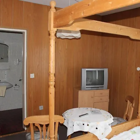 Zur Erholung בית הארחה